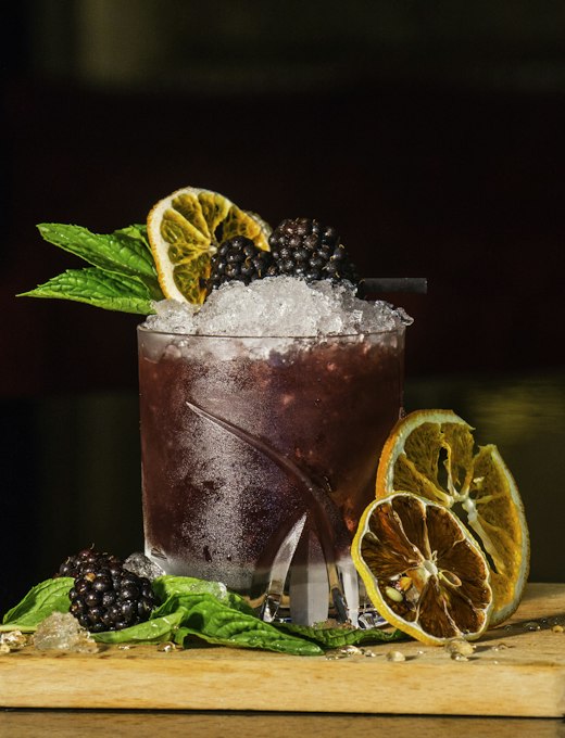 Mörk cocktail med björnbär