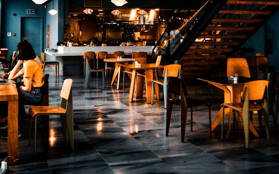 Restaurangens matsal i kvällsljus